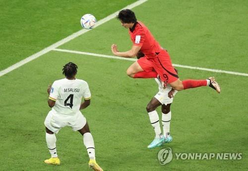 ２点目のヘディングシュートを決める韓国代表のＦＷ曺圭成＝２８日、アルラヤン（聯合ニュース）