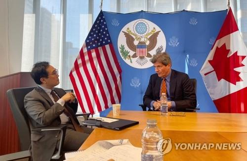 ２２年６月、カナダ・トロントで会談する李氏（左）とフェルナンデス氏（外交部提供）＝（聯合ニュース）≪転載・転用禁止≫
