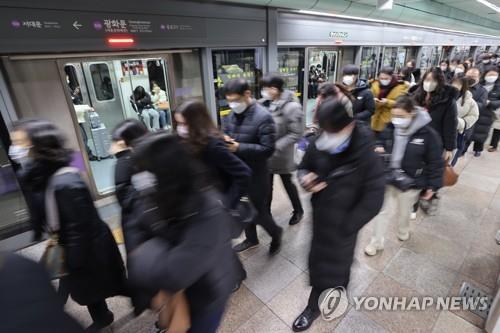 韓国で３０日から公共交通機関などを除いて屋内でのマスク着用義務が解除された。地下鉄駅の構内ではマスク着用の義務がないが、大多数の乗客がマスク姿で構内を移動している＝３０日、ソウル（聯合ニュース）