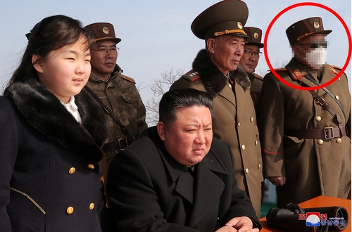 北朝鮮のミサイル訓練写真　正恩氏のそばに立つ人物に異例のモザイク