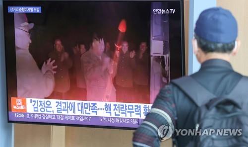 昨年１０月、北朝鮮の金正恩（キム・ジョンウン）国務委員長（朝鮮労働党総書記）が長距離戦略巡航ミサイルの発射実験を現地指導したと報じるニュース画面（資料写真）＝（聯合ニュース）