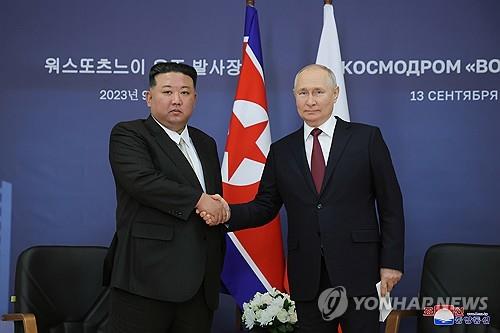 北朝鮮の朝鮮中央通信は金正恩氏（左）が１３日に訪問先のロシア極東アムール州のボストーチヌイ宇宙基地でロシアのプーチン大統領と首脳会談を行ったと報じた＝（朝鮮中央通信＝聯合ニュース）≪転載・転用禁止≫
