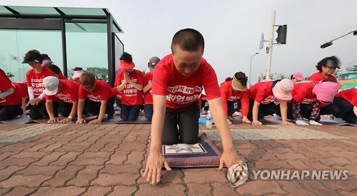 김포공항 환경미화원 폭염 속 '108배'…근무환경 개선 호소 - 2