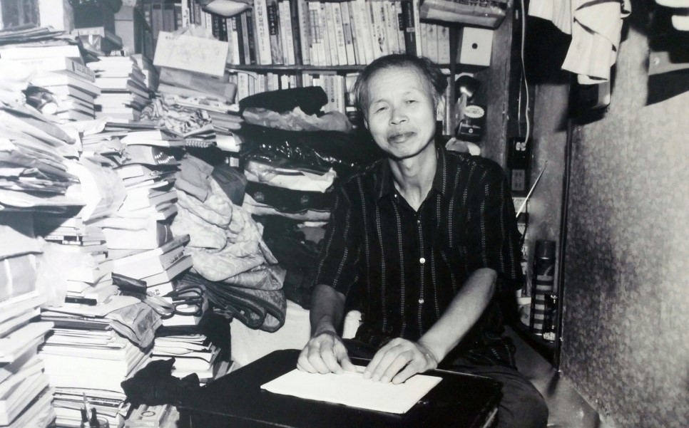 2006년 '랑랑별 때때롱'을 집필할 때의 권정생 선생 모습.
