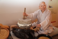 (서울=연합뉴스) = 진관사 주지 계호 스님이 22일 555년전 두부찜을 재현하고 있다. [대한불교조계종 제공]