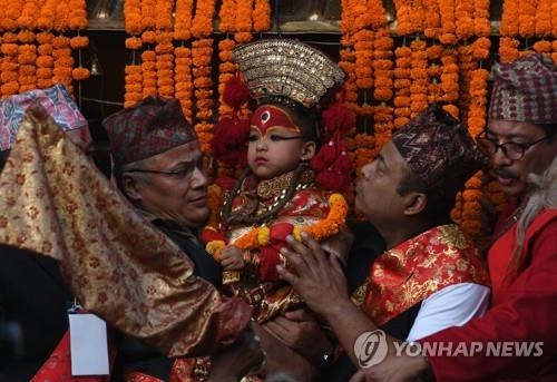 네팔 '살아있는 여신' 쿠마리 생활 변화…수백년 전통 바뀌나 | 연합뉴스
