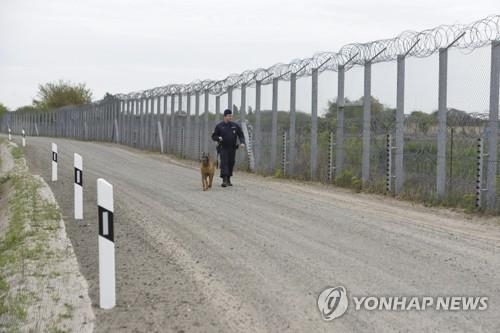 난민 유입을 막기 위한 헝가리 루스케 지역의 국경 장벽 [EPA=연합뉴스]