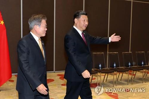 문 대통령 안내하는 시진핑 중국 국가주석