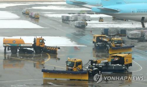 수도권 눈발에 인천공항 12편 출발지연…"눈·얼음 제거작업"(종합)