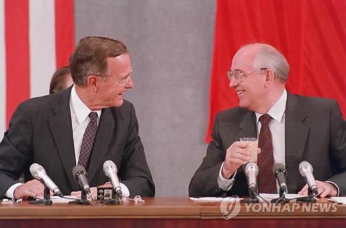 조지 H.W. 부시 전 대통령과 미하일 고르바초프 구소련 공산당 서기장