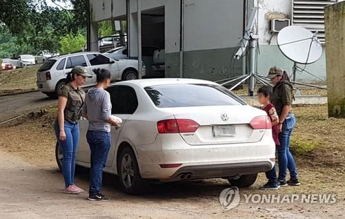 32년만에 구출된 아르헨티나여성(왼쪽에서 두번째)과 아들(오른쪽에서 두번째)