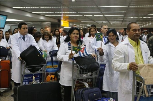 지난 2013년 11월 상파울루 시 인근 국제공항을 통해 브라질에 입국하는 쿠바 의사들 [브라질 일간 폴랴 지 상파울루]