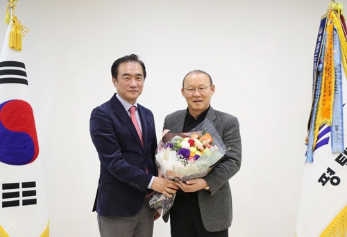 박항서 베트남 축구대표팀 감독(우측)과 정장선 평택시장(좌측)