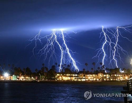 기묘한 번개사진 