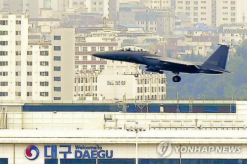 대구공항 위로 나는 전투기