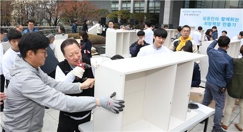 책장 조립하는 박용만 대한상의 회장