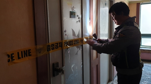 유튜버 들어간 폐건물 확인하는 경찰관 / 울산 울주경찰서 제공