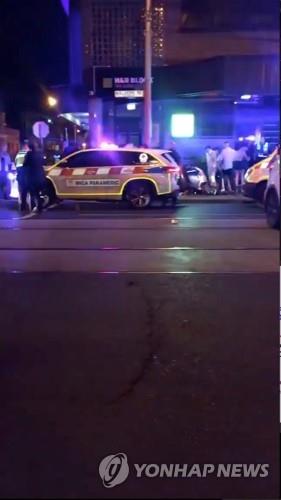 14일 호주 멜버른의 총격 사고 현장에 경찰과 구조대가 출동한 모습. [로이터=연합뉴스]