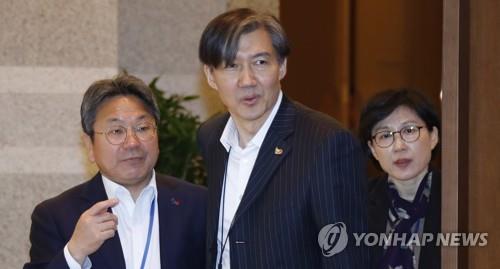 회의 참석하는 조국 민정수석