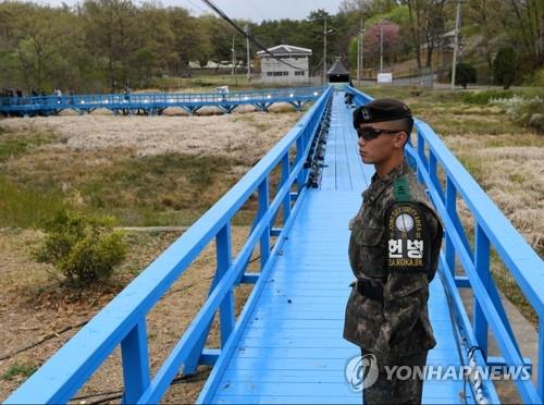 판문점 도보다리의 한국군