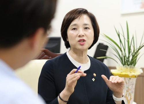 유은혜 부총리 겸 교육부장관이 5일 정부서울청사에서 연합뉴스와 인터뷰를 하고 있다.