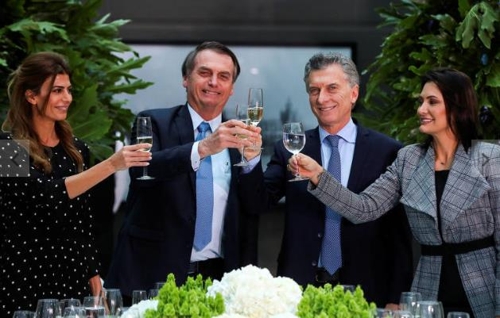 자이르 보우소나루 브라질 대통령(왼쪽에서 두 번째)과 마우리시오 마크리 아르헨티나 대통령 부부가 건배하고 있다. [브라질 뉴스포털 UOL]