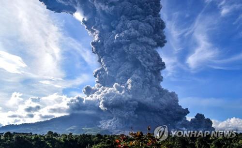 인도네시아 시나붕 화산 분출