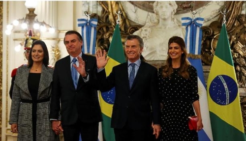 지난 6일(현지시간) 부에노스아이레스를 방문한 보우소나루 대통령 부부(왼쪽)가 마크리 대통령 부부와 기념촬영을 하고 있다. [브라질 뉴스포털 UOL] 