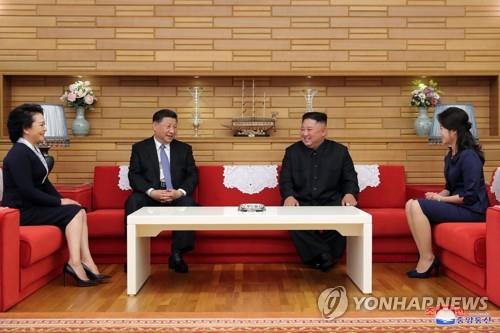 환담하는 북중 정상 내외 