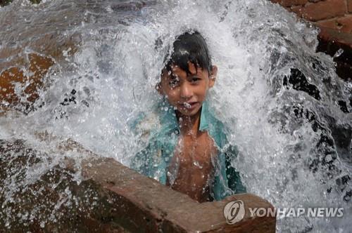 지난 3일 더위를 식히는 파키스탄 어린이[AFP=연합뉴스]