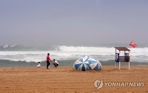  동해안 높은 물결…경포 해수욕장 수영 금지