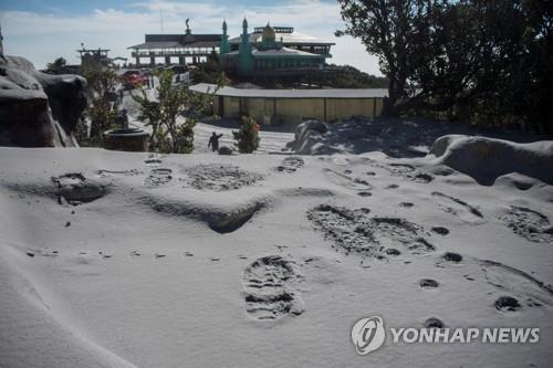 탕쿠반 프라후 화산 분출 후 인근 마을에 쌓인 화산재 