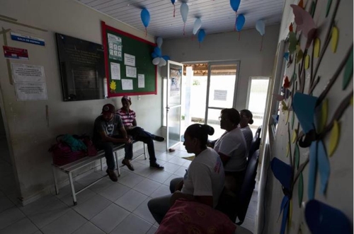 브라질 북동부 바이아 주에 있는 한 보건소에서 주민들이 진료 순서를 기다리고 있다. [브라질 뉴스포털 UOL]