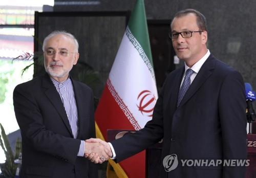 8일 테헤란에서 만난 살레히 이란 원자력청장(좌)과 페루타 IAEA 사무총장 대행