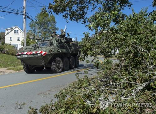 도로 복구 작업 중인 캐나다 군 [AP=연합뉴스]