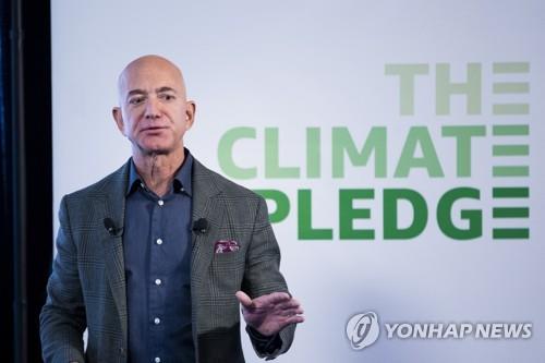 제프 베이조스 아마존 CEO가 19일(현지시간) 미 워싱턴DC에서 '기후 서약' 캠페인을 발표하고 있다. [EPA=연합뉴스]