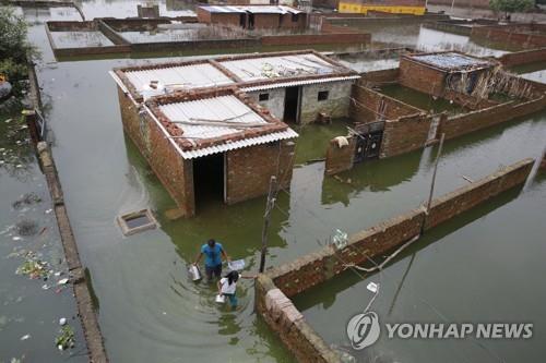 홍수 피해를 당한 인도 북부 우타르프라데시 주의 힌두교 성지 도시 프라야그라지. [AP=연합뉴스]