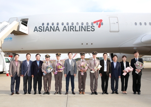 16일 오후 인천국제공항에서 진행된 A350 10호기 도입행사에서 아시아나항공 한창수 사장(왼쪽 6번째)과 임직원들이 기념사진을 촬영하고 있다. [아시아나항공 제공]