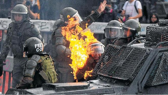 시위대의 화염병 공격을 받은 칠레 경찰