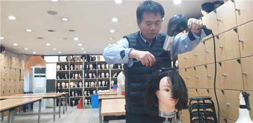 나눔동행] 구청 공무원 출신 '가위손'…이발 봉사로 인생 2막 | 연합뉴스