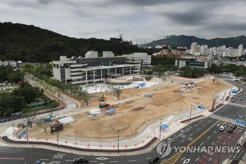 '도심에서 눈썰매를 즐긴다'…경기 북부청사 앞 광장에 눈썰매장