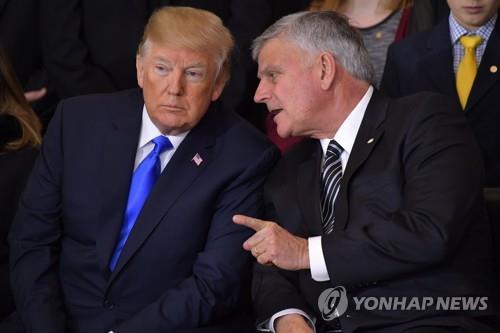 트럼프 미국 대통령(왼쪽)과 프랭클린 그레이엄 목사 