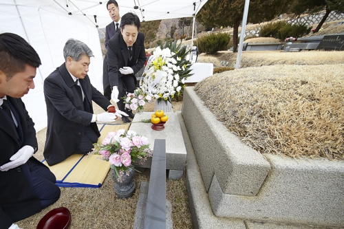 윤종원 기업은행장, 출근 대신 강권석 전 행장 묘소 참배(종합)