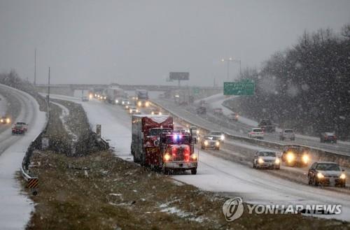 11일(현지시간) 미국 미주리주 레이크세인트루이스시(市)에서 견인트럭이 다른 트럭을 견인하고 있다. [AP=연합뉴스]