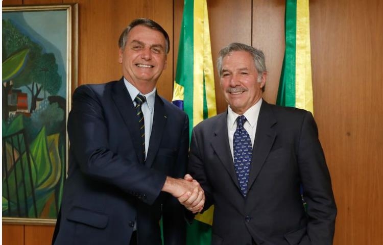 자이르 보우소나루 브라질 대통령(왼쪽)이 12일(현지시간) 브라질리아에서 펠리페 솔라 아르헨티나 장관을 만나 악수하고 있다. [국영 뉴스통신 아젠시아 브라질]