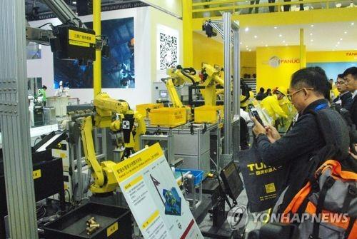 2018년 상하이에서 열린 '중국국제공업박람회'에 출품된 일본산 산업용 로봇. [교도=연합뉴스 자료사진]