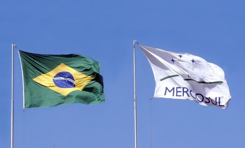 브라질 국기(왼쪽)와 메르코수르 깃발 [국영 뉴스통신 아젠시아 브라질]