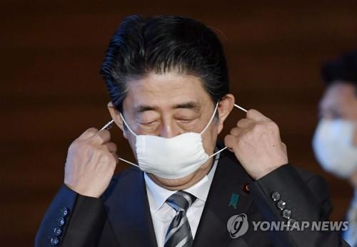 천 마스크 벗는 아베 신조 일본 총리