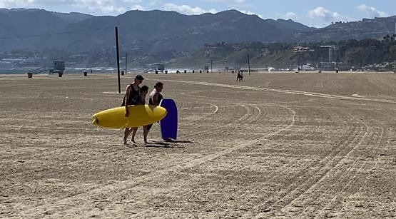 LA 산타모니카 해변에서 서핑을 즐기는 젊은이들
