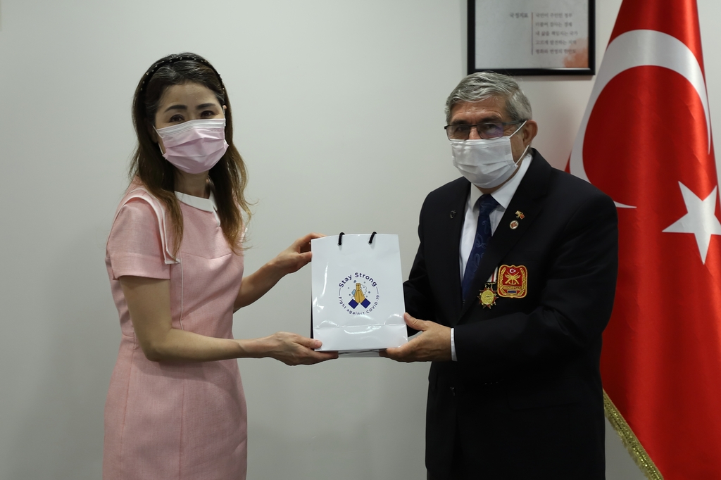 이스탄불총영사관 터키 참전용사에 마스크 전달